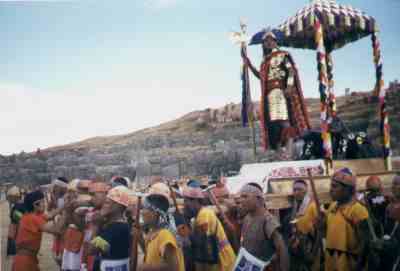 De Sapa Inca aanschouwt zijn onderdanen