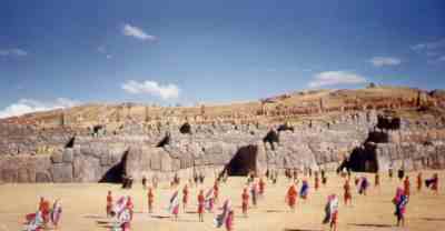 De Suyu's nemen hun positie in en eren de komende Inca
