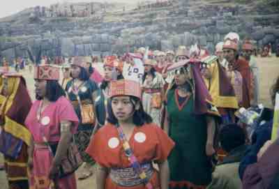 Veel kleurige kledij op het Inti Raymi